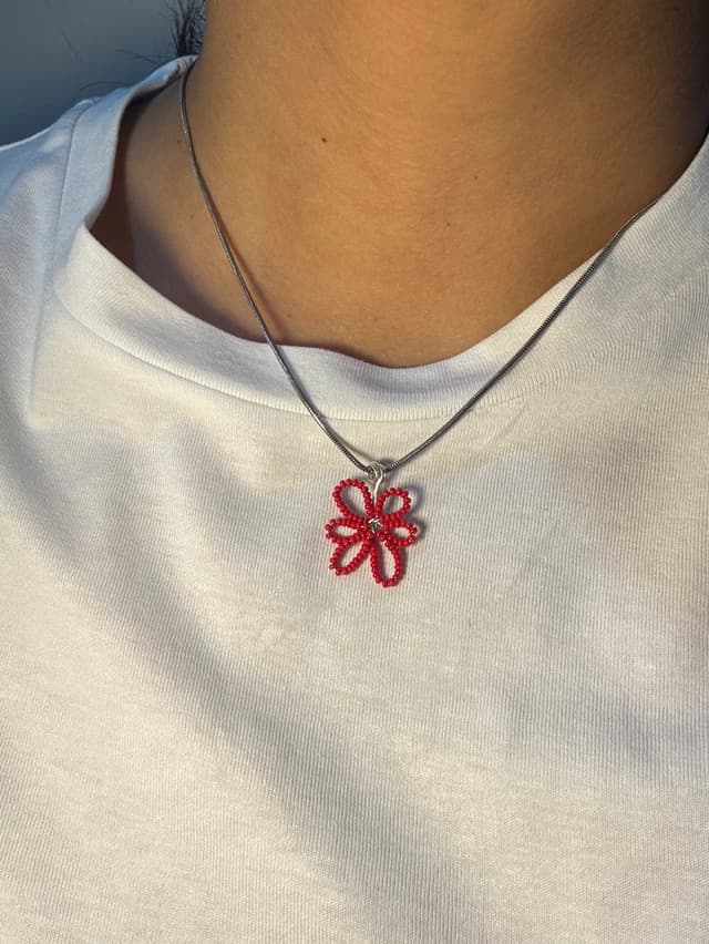 Red daisy beaded pendant